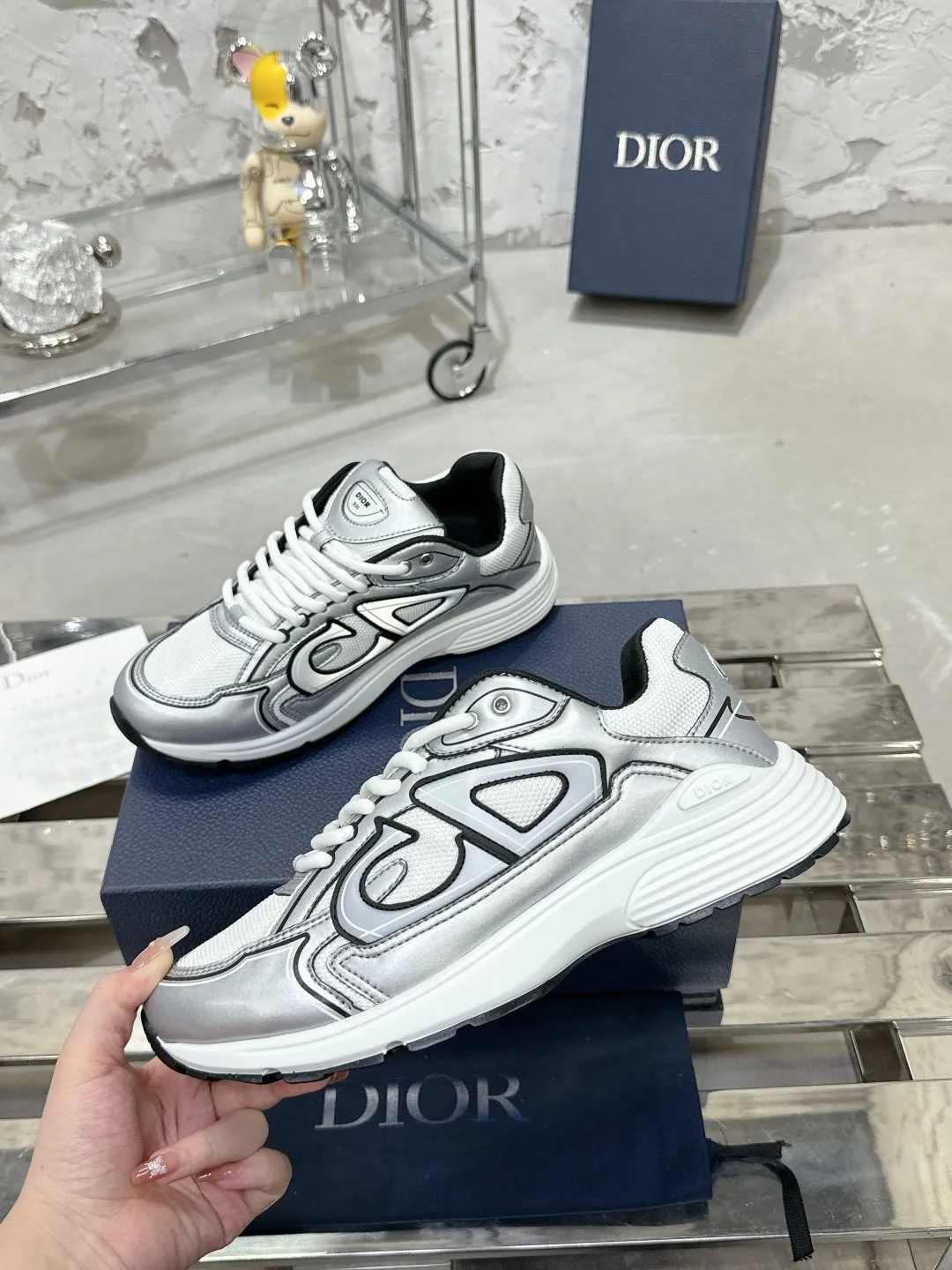 Men's men's shoes 💰600❤️❤️❤️High version Dior Dior's latest color matching B30 series reflective dad sneakers original 17380💰 purchased for development and production Brand new B30 sneakers Dad Shoes style shoes that follow the trend of the retro market The Dior logo on the tongue also indicates that this pair of shoes is the B30 model! B30 uses fine-textured leather and mesh cloth materials to form a shoe body. There are conspicuous letters CD on both sides of the shoe body to indicate identity. Many lines on the shoe body outline details to make the shoes look less monotonous and full of retro flavor. The delivery counter is exquisitely packaged🛍📦 ▪️Fabric: Original customized technical fabric + mesh ▪️Inner lining: Customized breathable lining ▪️Outsole: Original molded IP foam + TPU outsole ▪️Sole thickness: 3.5CM ▪️Size: Women’s size 35-40 / Men’s size 39-46